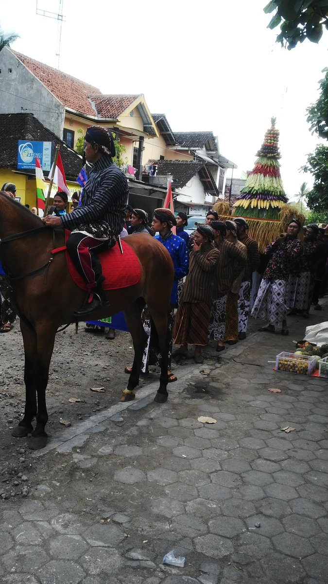 SOUTHWOLVES76's tweet photo. Meriah meriah! "@ananghadi8: Kirab hari jadi desa sindumartani ngemplak cc @IniSleman @SriPurnomoSP http://t.co/G8YDNmsw0X"