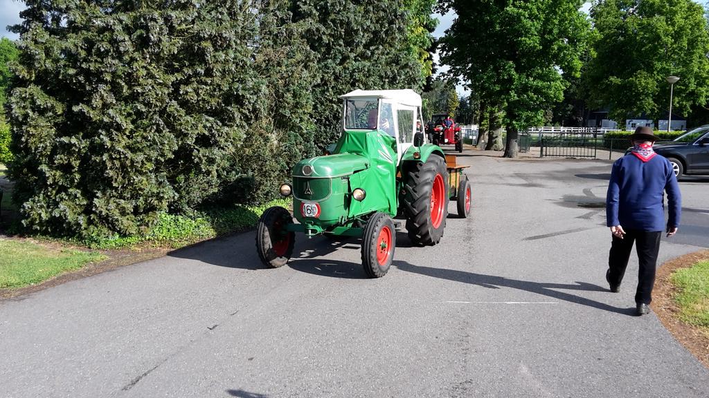 SOCHulshorst's tweet photo. De eerste deelnemers zijn er kom gerust even kijken aan de Harderwijkerweg bij Auto de Zwaan. http://t.co/kPPKtjPDY4