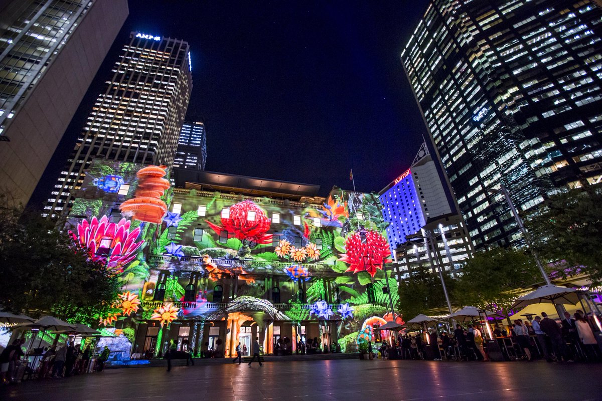 LiveTrafficSyd's tweet photo. CIRCULAR QUAY: Roads now closed for #vividsydney, buses run from #MartinPl & #Wynyard instead: http://t.co/NIizweYNjB http://t.co/59fTB2i659