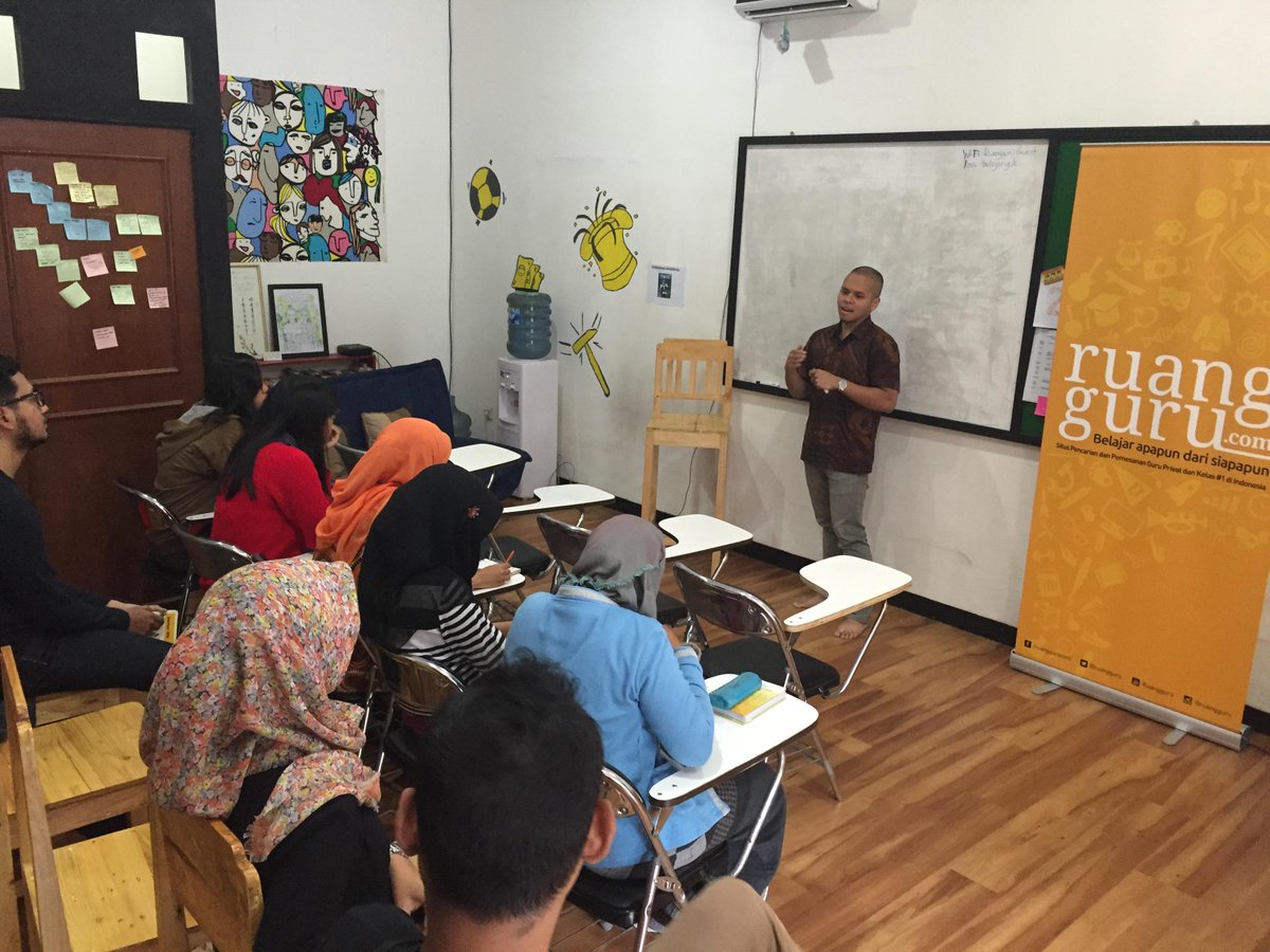 ruangguru's tweet photo. Kelas Pengembangan Cerita untuk Film dan Televisi oleh @galihwismoyo sudah dimulai! #RGevent http://t.co/yuZcuiDQW1