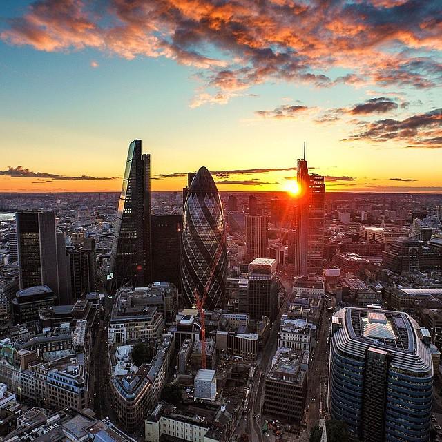 Morning #London! Incredible collaboration between <a href="/tomjauncey/">Tom Jauncey</a> who took this stunning shot, and <a href="/Jacob/">Jacob Mullins</a> who carried o…