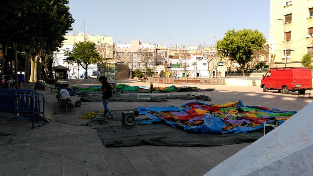 BadamoniOficial's tweet photo. Preparant els inflables :) http://t.co/NBUrFxgyK3