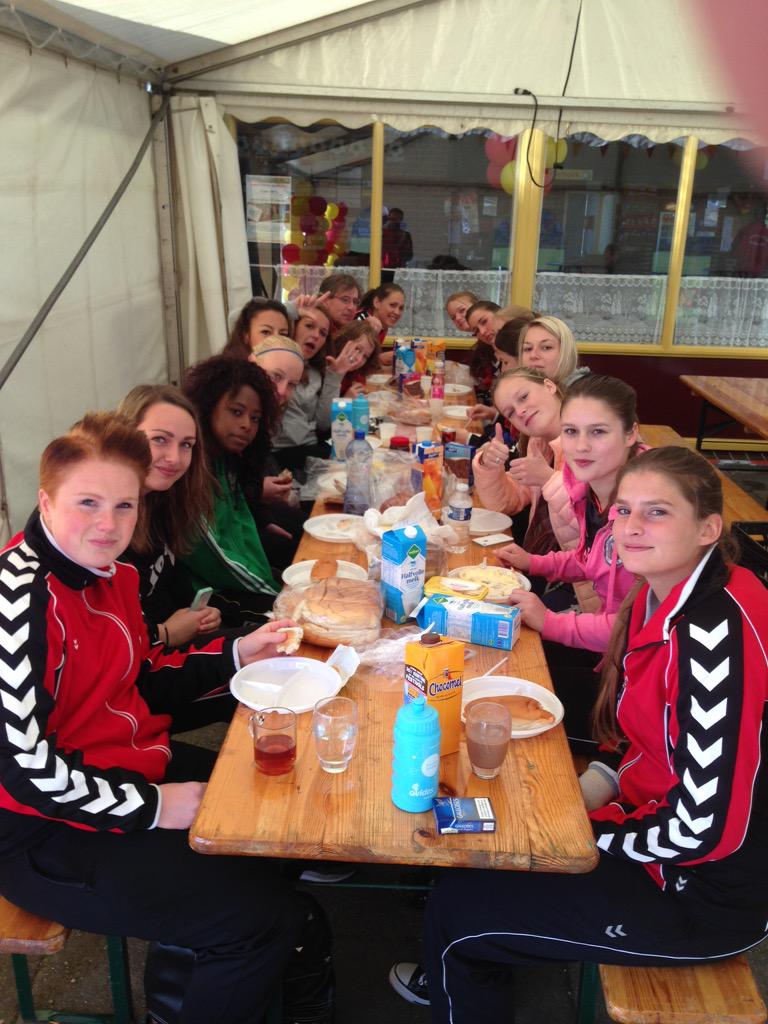 Erremuucup's tweet image. Ontbijtje voor de dames, de E-pupillen zijn alweer gestart aan hun toernooi! Mooie dag voor de boeg!