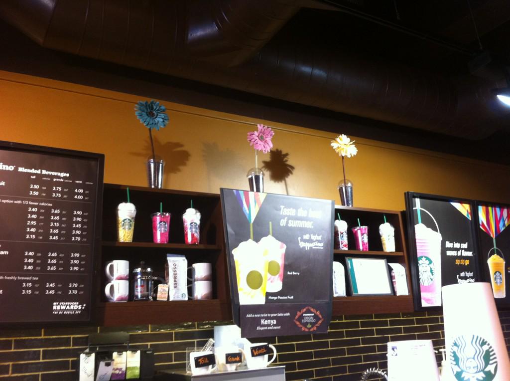 StarbucksBSE's tweet photo. Nice we decorations for summer! http://t.co/c0OG12LhOC