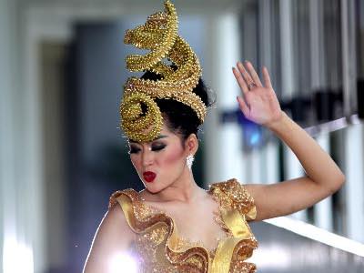 detikcom's tweet photo. Pakai 30 Baju di Dua Video Klip, Hiara Cleopatra Habiskan Dana Rp 1 M http://t.co/2S9QXO55oa via @detikhot http://t.co/kf6huhPpRL