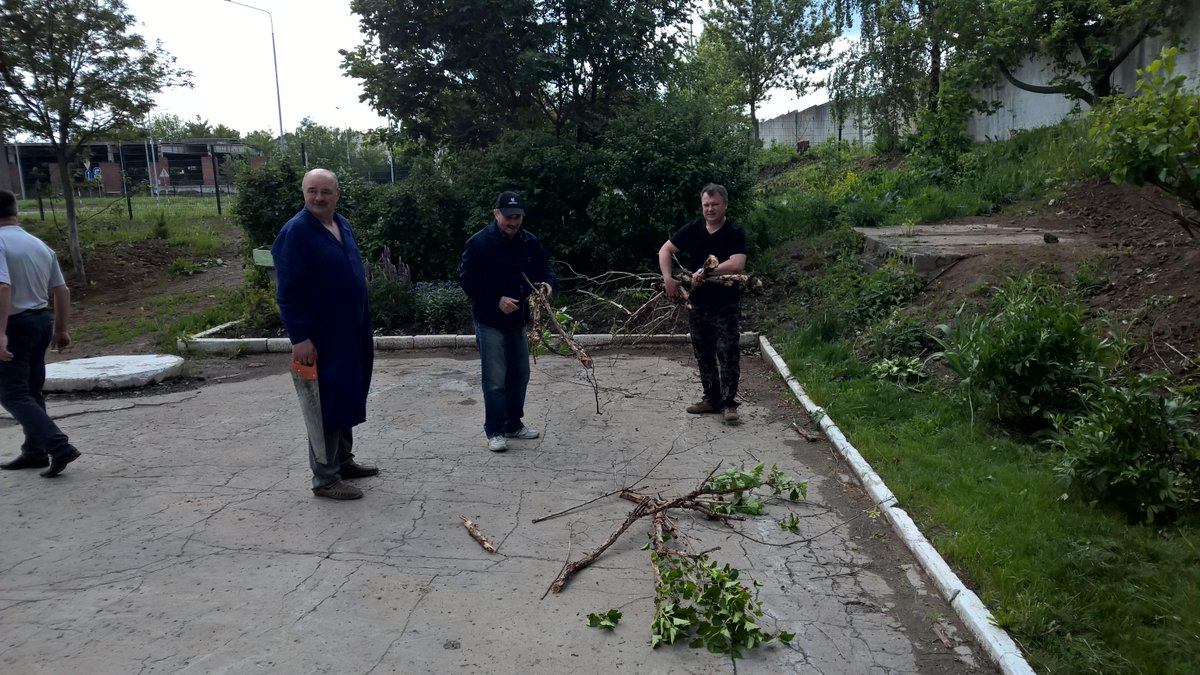 Сотрудники колледжа на субботнике <a href="/GruzdevVladimir/">Владимир Груздев</a> <a href="/83Klimenko/">Елена Ма</a> @AASheveleva <a href="/ostashko10/">Оксана Осташко</a> <a href="/min_obr_to/">Мин.образования ТО</a> <a href="/LevinaMV/">Левина Марина</a>