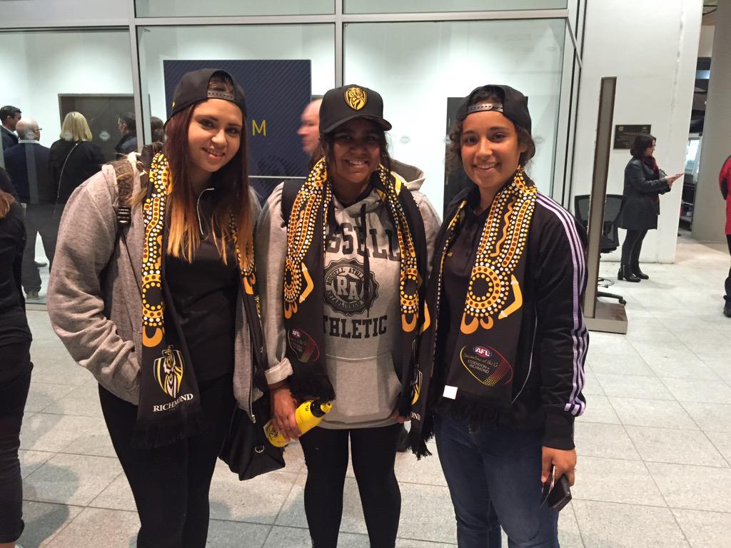 KorinGamadji's tweet photo. KGI alumni getting ready to form the guard of honour on the MCG #DreamtimeAtTheG http://t.co/1ngUuXCWuw