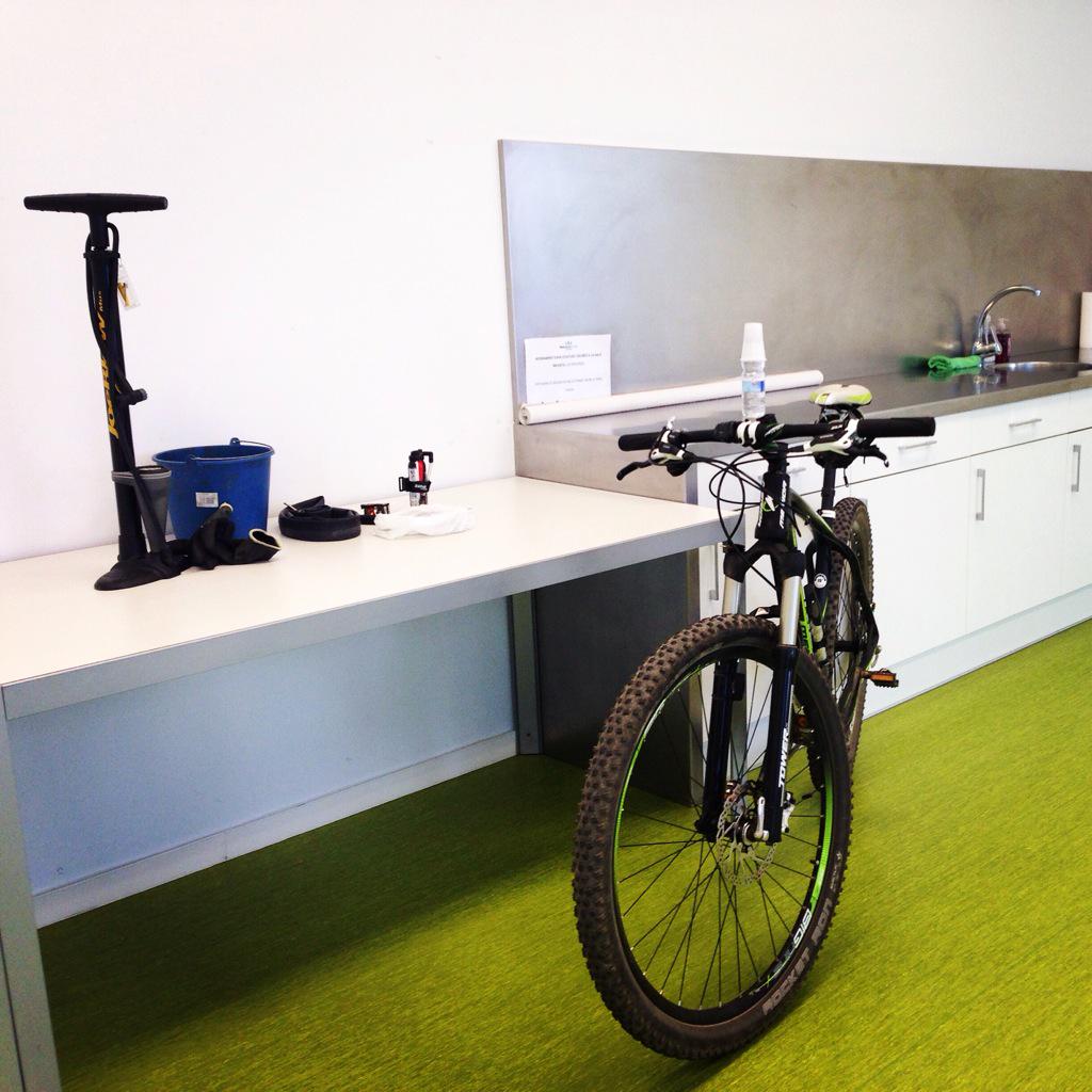 EspaiBike's tweet photo. Todo listo para el #curso de #mecanica básica de la #bicicleta en la biblioteca de #castelldefels. @AjCastelldefels http://t.co/wfK8LQJ6ir