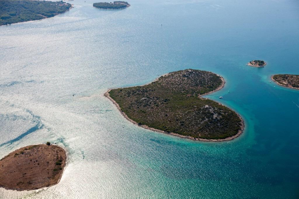 HelpMeCroatia's tweet photo. Only love,love and love 😊 Croatian #island Galešnjak makes you admire nature 🐟😊 #Croatia #summer #nature @Croatia_hr http://t.co/wKCrUyBsYf