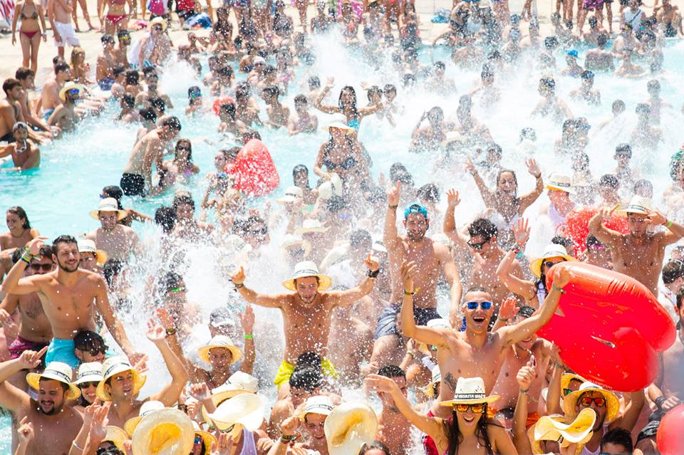 ArenalSound's tweet photo. Muy pronto desvelaremos la programación del POOL STAGE. Este año con más horas de música, de 14:00 a 20:00! http://t.co/6BrHBgHQaq