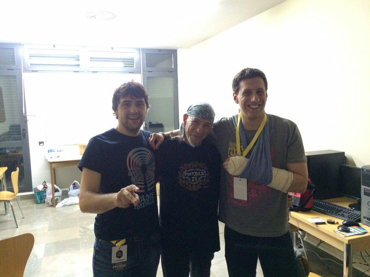 RadioCierzo's tweet photo. "Momentazo": @AnselMomodj y @HonradoUrdanga junto a @ElDrogasOficial en el @GRADUAL_MUR http://t.co/TCM2e8muc3