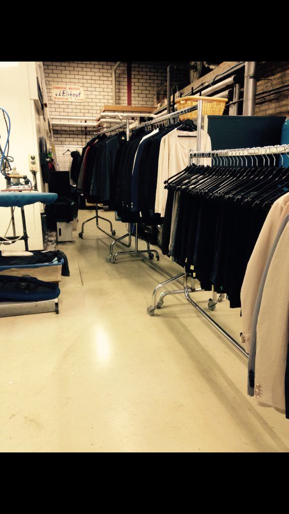 De zaterdag levering hangt klaar om uitgesorteerd te worden.