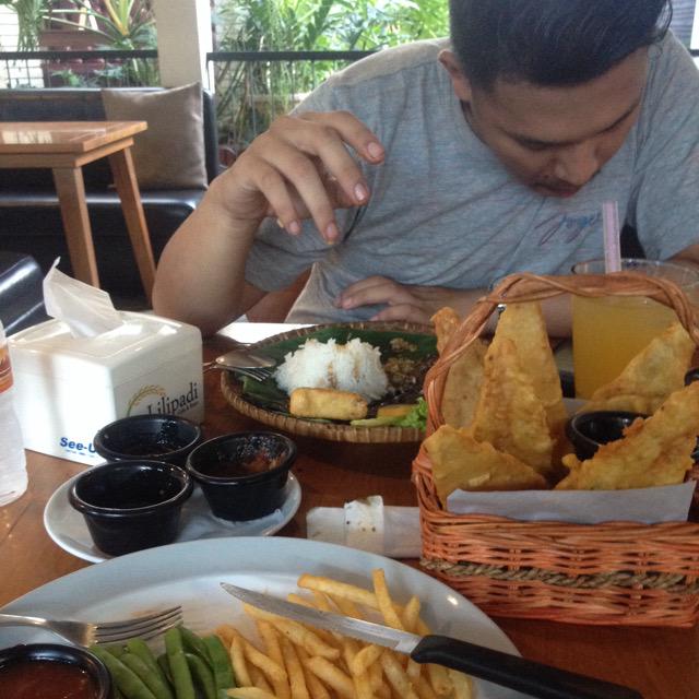 ini namanya traditional vs international hihi <a href="/lilipadi/">Liliana Padilla cues</a> #makanyuks