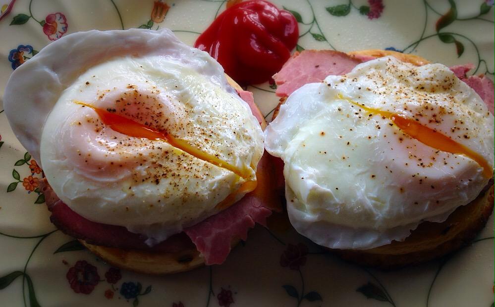 aleksUgarow's tweet photo. Pair of poached eggs with baked ham on toasted crumpets. #WeekendBreakfasts #mmm http://t.co/rB3beicnIA