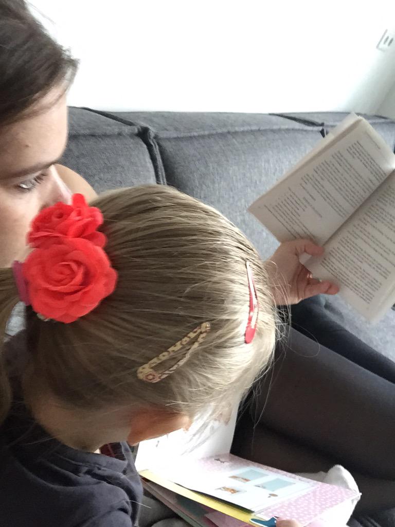 ZMZDs's tweet photo. Samen #lezen op de bank; heerlijk ontspannen en genieten! #zomoederzodochter http://t.co/0RpUJByFzS