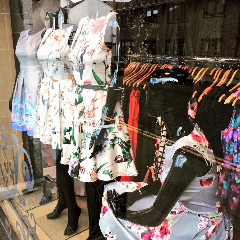 VanityInverurie's tweet photo. Summer Florals πΈ #windowchange http://t.co/VkOuWSAlH5