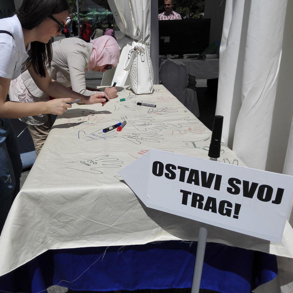 FondacijaMozaik's tweet photo. Ostavi i ti svoj trag! @USEmbassySJJ @MaStaAgency http://t.co/FW8wC0z5hD