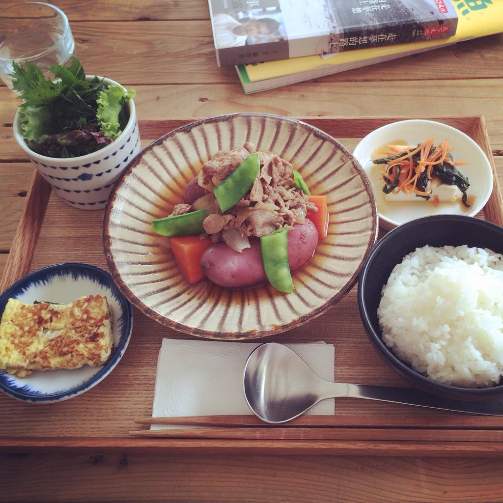 同日而語on Twitter 週六決定和男友來這吃想望的食物 看新買的書 放鬆懶散一下 紫色馬鈴薯燉肉的午間套餐 哈蜜瓜卡士達杏仁奶油塔 紫蘇黃梅氣泡水 難得來了 加點afterhours焦糖戚風