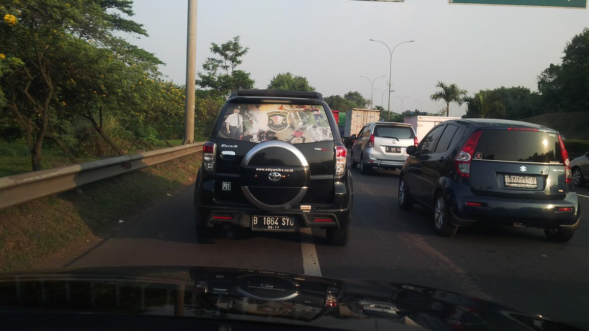 Pakai rotator, kiri kanan tulisan "PATROLI", plat hitam, kayaknya yg punya dari kampung deh pak/bu <a href="/TMCPoldaMetro/">TMC Polda Metro Jaya</a>