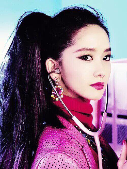 HAPPY BIRTHDAY YOU BEAUTIFUL AND INSPIRING LADY, IM YOONA!!!  I LOVE YOU SO MUCH!!!!!!!  