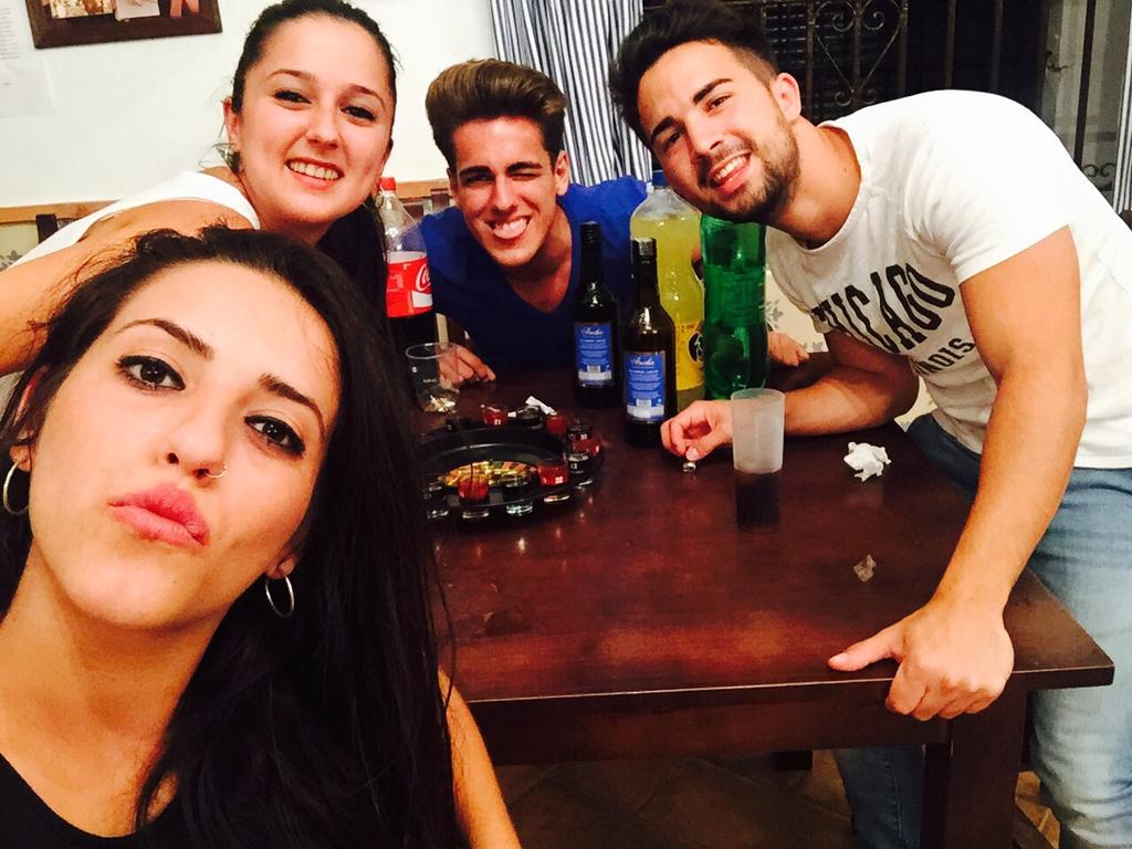 CFarauste's tweet photo. Buena noche, en buena compañía con nuestro profe de zumba!!!! JAJAJAJAJAJAJAJA 😂😂😂👏👏 @PedroExpositoG7 @Raulkapitan95 http://t.co/5lHWOoYWiP