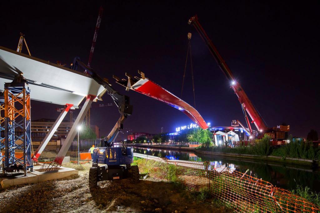 MetigMtig's tweet photo. Passerelle de la Darse du Millénaire # levage de la travée centrale #explorationsarchitecture #teamarchi #passerelle http://t.co/fQtjQXsGGj