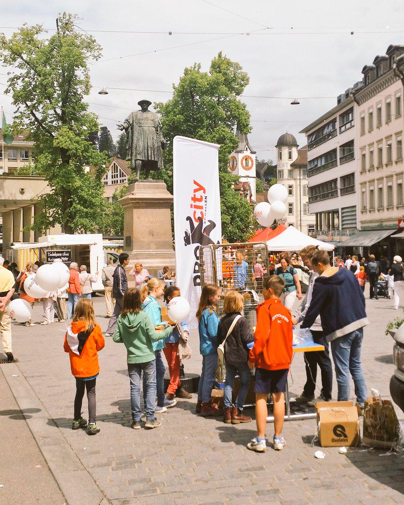 viel los heute auf dem #marktplatz  #sanktgallen #procity #hüpfburg und #ballone