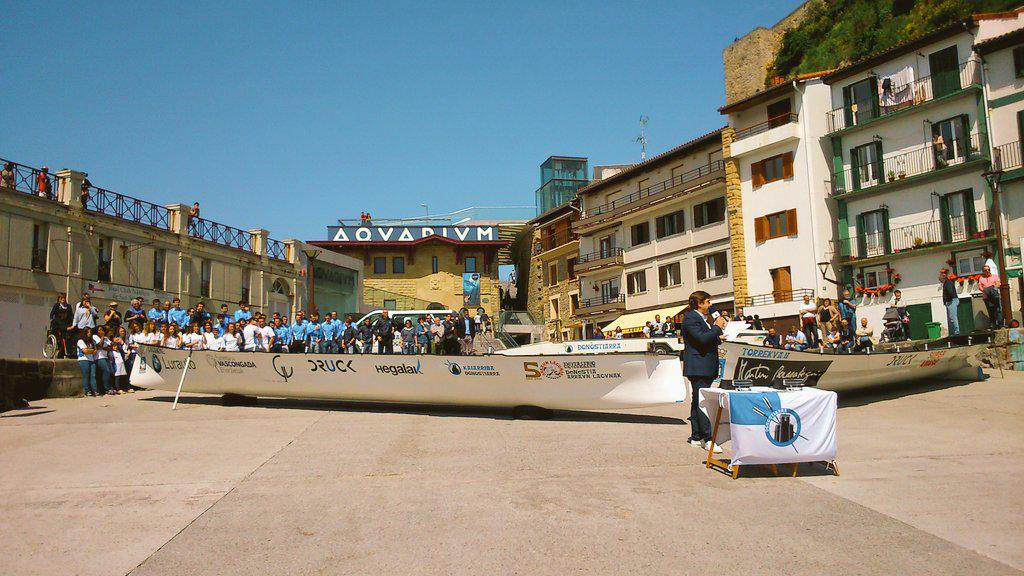 Donostiarraren aurkezpena egiten ari dira kaian, eguzkipean @KaiarribaDonost #arrauna