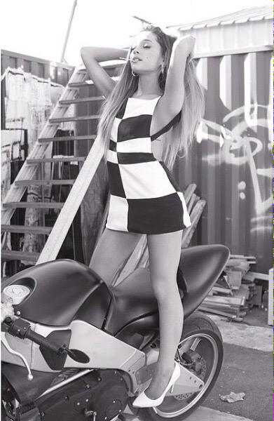 rauhIstarboy's tweet image. Talented Ariana #1YearOfProblem 💜