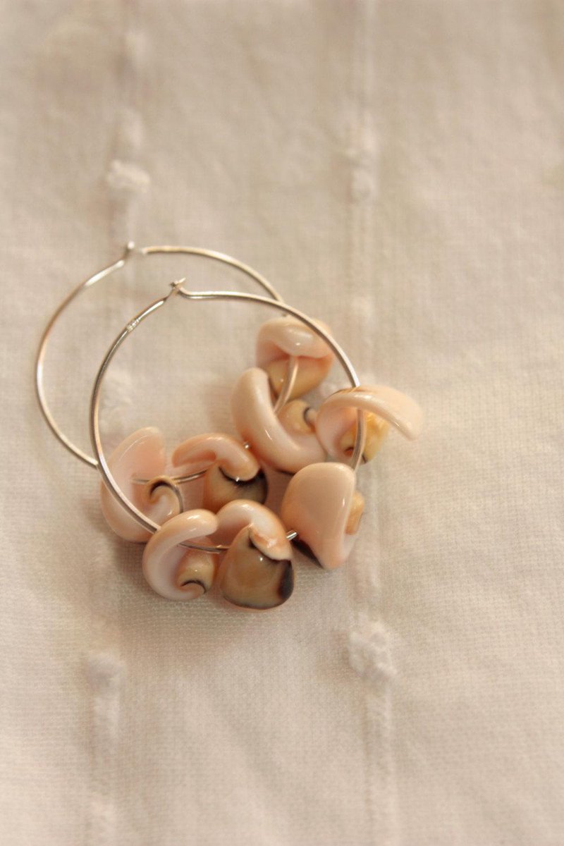 CatillaJewelry's tweet image. Silver &amp;amp; Shell Hoop Earrings, 24mm Sterling Silver Hoop, Natural Shells, Ver… etsy.com/listing/191992… #Etsy #Catilla