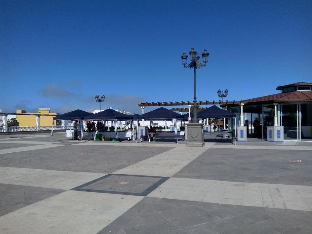 sieboldlapalma's tweet photo. Der "Mercadillo" aus El Paso mal aus dem Keller befreit. Früh noch wenig Besucher. http://t.co/m6bPRy3Psq