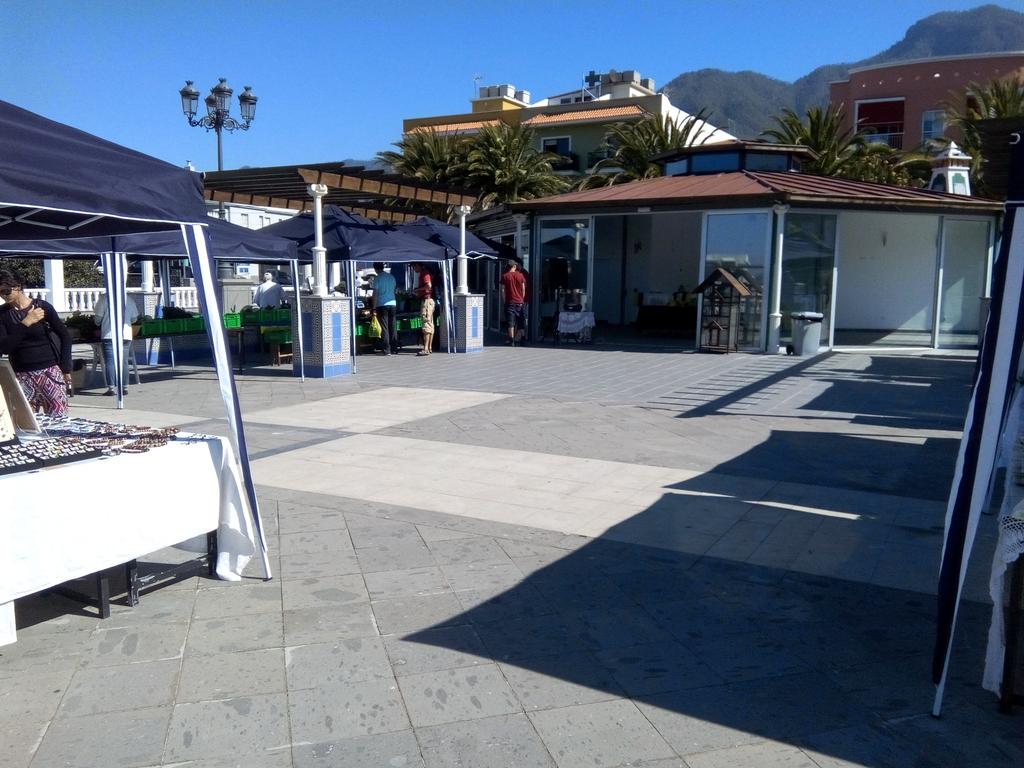 sieboldlapalma's tweet photo. Der "Mercadillo" aus El Paso mal aus dem Keller befreit. Früh noch wenig Besucher. http://t.co/m6bPRy3Psq