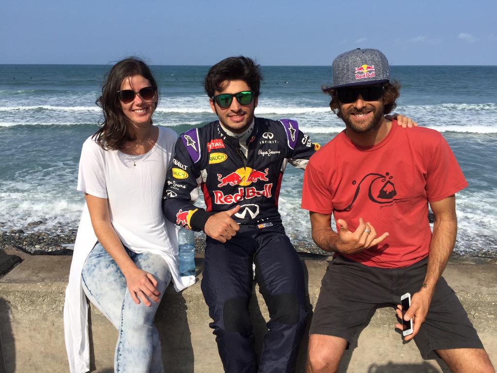 BOrtizE's tweet photo. Con un atleta #Redbull #cholomode #GabrielVillaran @carlosainz #RedBullF1Peru @redbullperu http://t.co/gd8qhsvCLA
