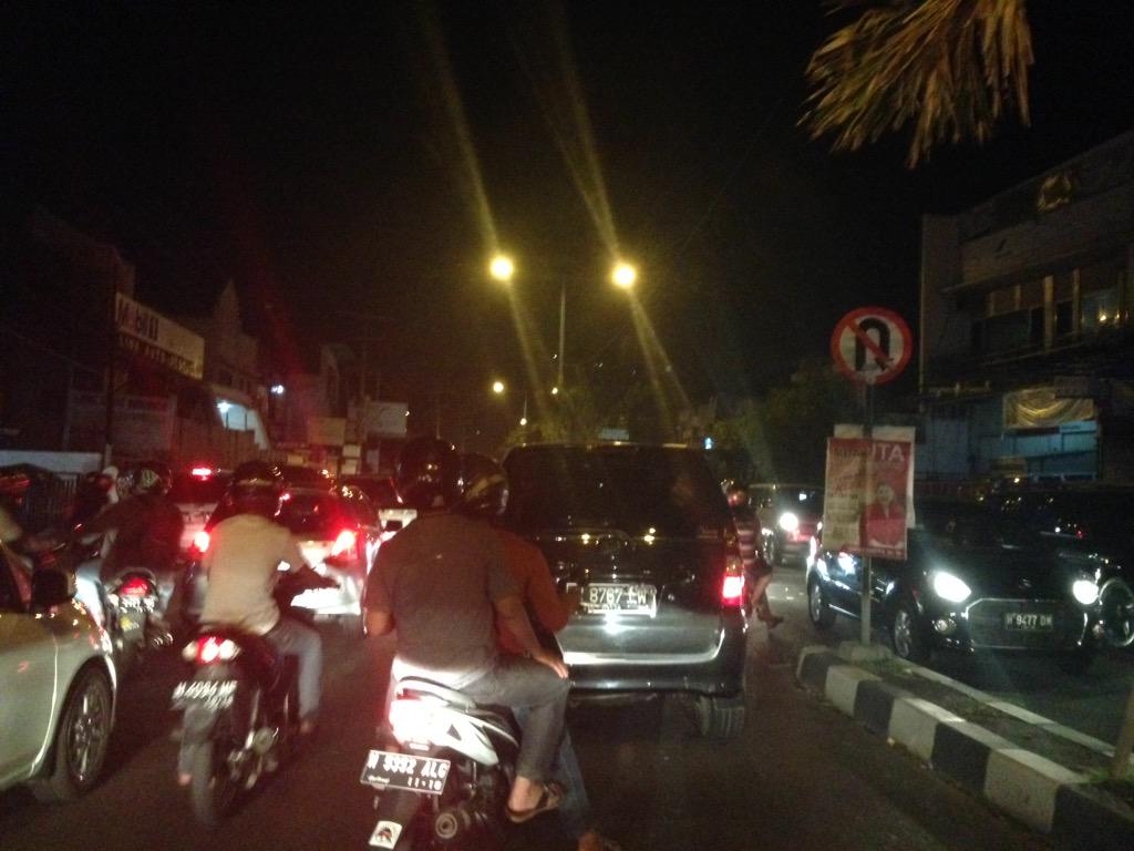 RidaUlin's tweet photo. Macet parah di Kaligarang Semarang, imbas tugu muda @RadioElshinta @NTMCLantasPolri http://t.co/CQc7v8jDfx