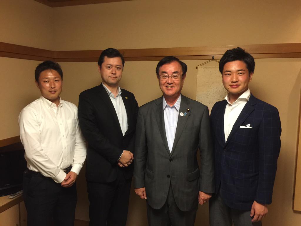 原田りょう 本日は原田けんじ衆議院議員と大阪9区の府議で座談会 大阪9区の自民府議は 原田 孝治 池田34歳 占部走馬 茨木31歳 そして私原田亮 箕面市 豊能郡28歳 と三人とも若手 原田けんじ先生を先頭に 大阪9区から大阪を変えていきます 原田りょう 本日は原田けんじ衆議院議員と大阪9区の府議で座談会 大阪9区の自民府議は 原田 孝治 池田34歳 占部走馬 茨木31歳 そして私原田亮 箕面市 豊能郡28歳 と三人とも若手 原田けんじ先生を先頭に 大阪9区から大阪を変えていきます