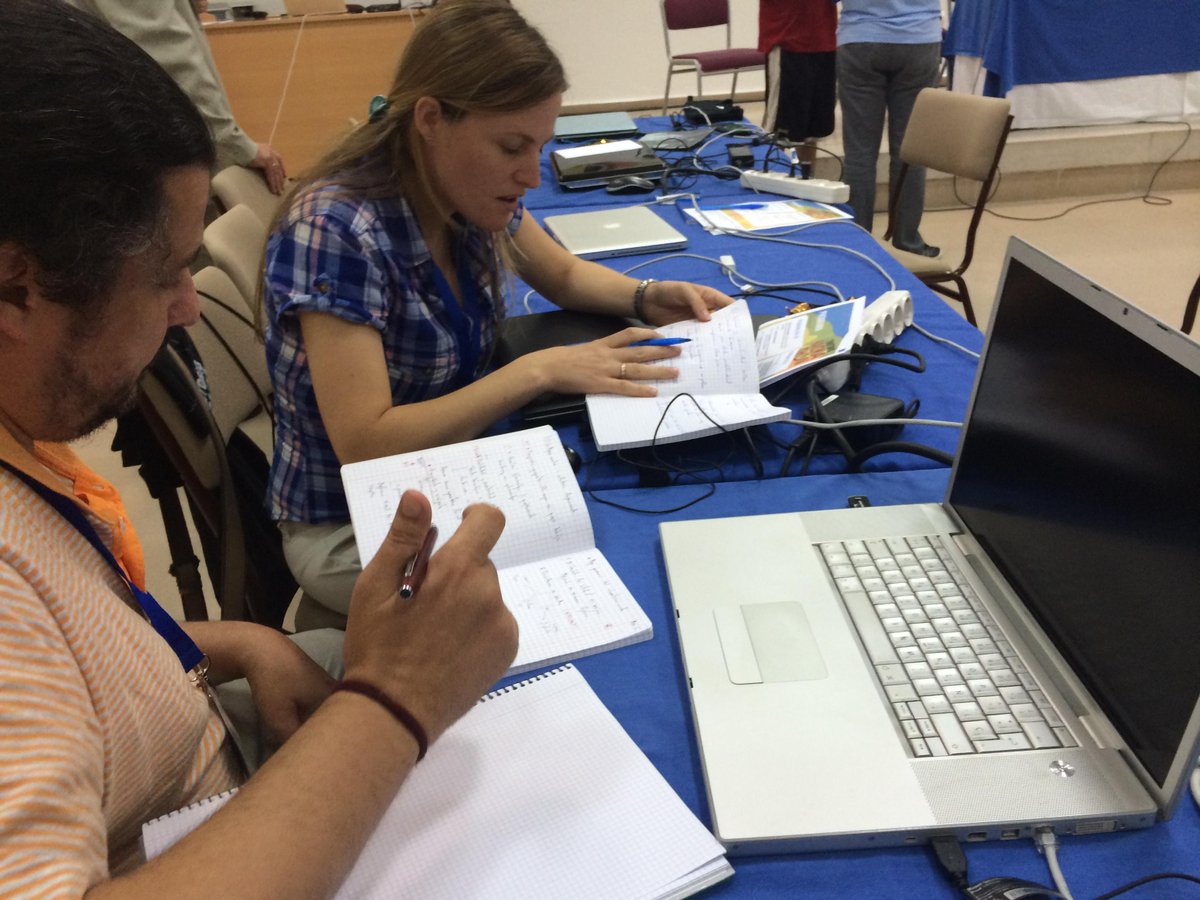 MariquillaS's tweet photo. En 30 mins manos quietas y a presentar sus ideas. No han pegado ojo #respect #THackathon http://t.co/9lfUfdt6wE http://t.co/UxbjhUWEgF