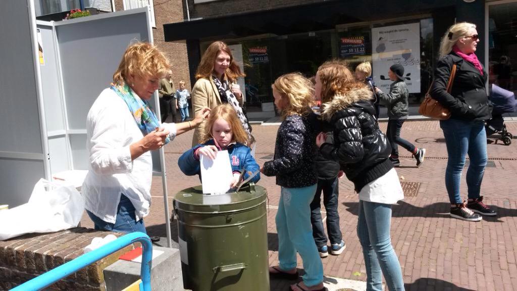 juniorspie's tweet photo. Je kan nu stemmen in de Zijdstraat #Aalsmeer voor de kinderburgemeester. http://t.co/QbKKsiWpTD