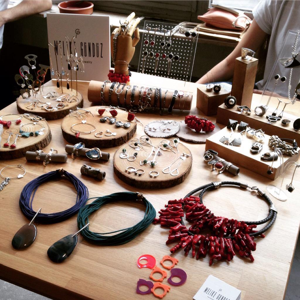 Melike Gunduz'den harika takilar. Bugun ve yarin Karakoy Nar Loft'ta. Bekleriz. facebook.com/events/1586073…