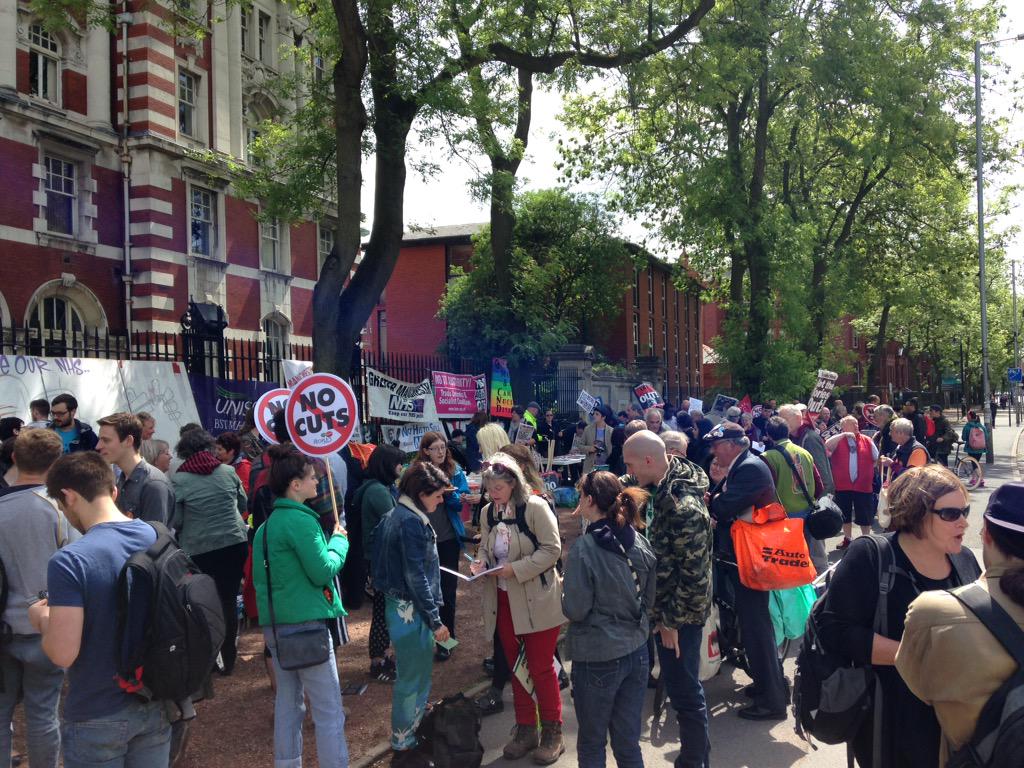 joelalexsmith's tweet photo. Great turnout at Manchester RI for #lockingoutprivatisation #saveournhs #nhs @SaveOurNHSMCR @PplsAssemblyMcr http://t.co/DwrpJyWk21