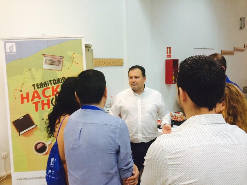 PuntosVuela's tweet photo. .@iperea en la presentación de los trabajos del #THackathon #Cádiz ya estamos en la recta final http://t.co/fSJL5BmmwJ
