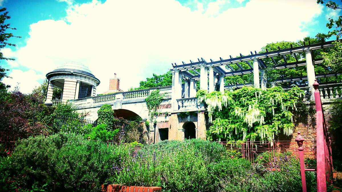 Walking on hampstead heath and stumbled across this place!  #pagoda
