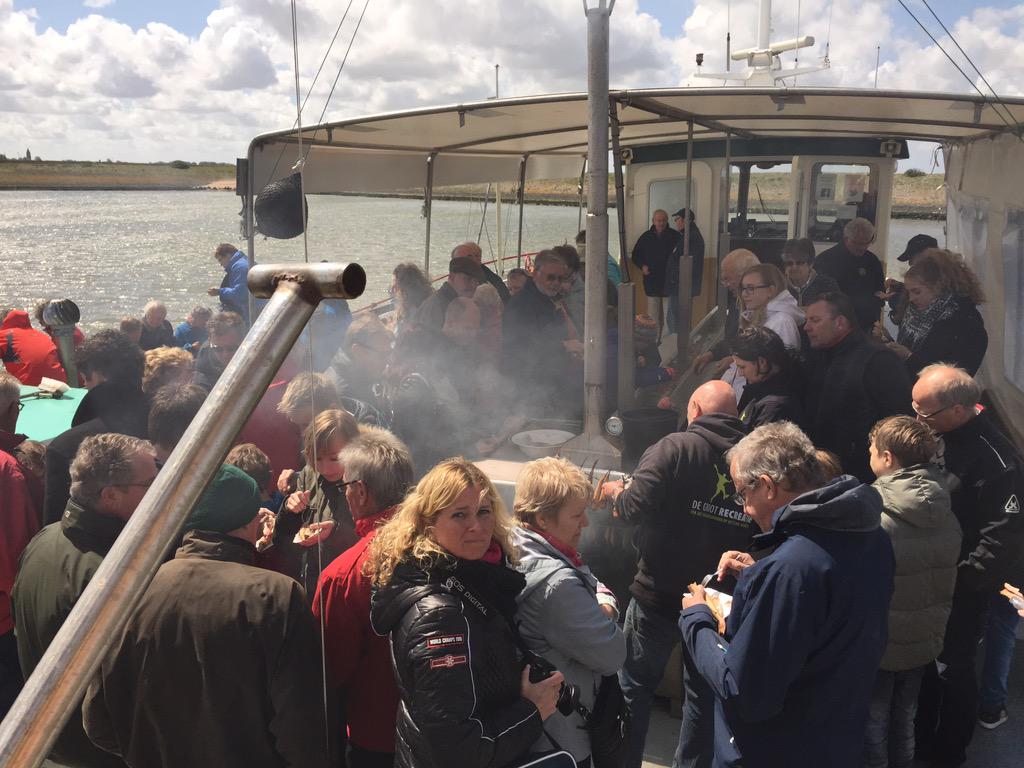DGRecreatie's tweet photo. Op dot moment hebben we een #rondvaart met een groep mensen van de #rotery en de #accordeonisten spel vrolijk mee ;) http://t.co/ypLdCD8Q7j