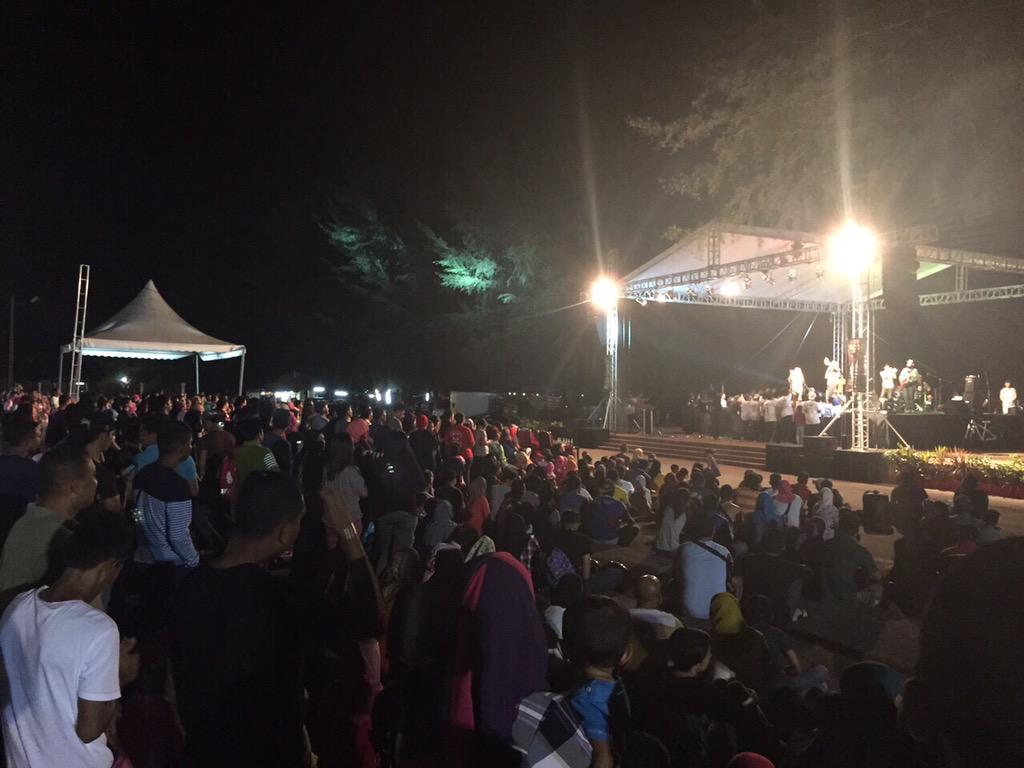 PemudaUMNOMy's tweet photo. Org ramai menyaksikan persembahan artis tempatan di pantai Port Dickson sempena #KSP2015! @BPM_Online @ShahrilHamdan http://t.co/kY6bks4bvb