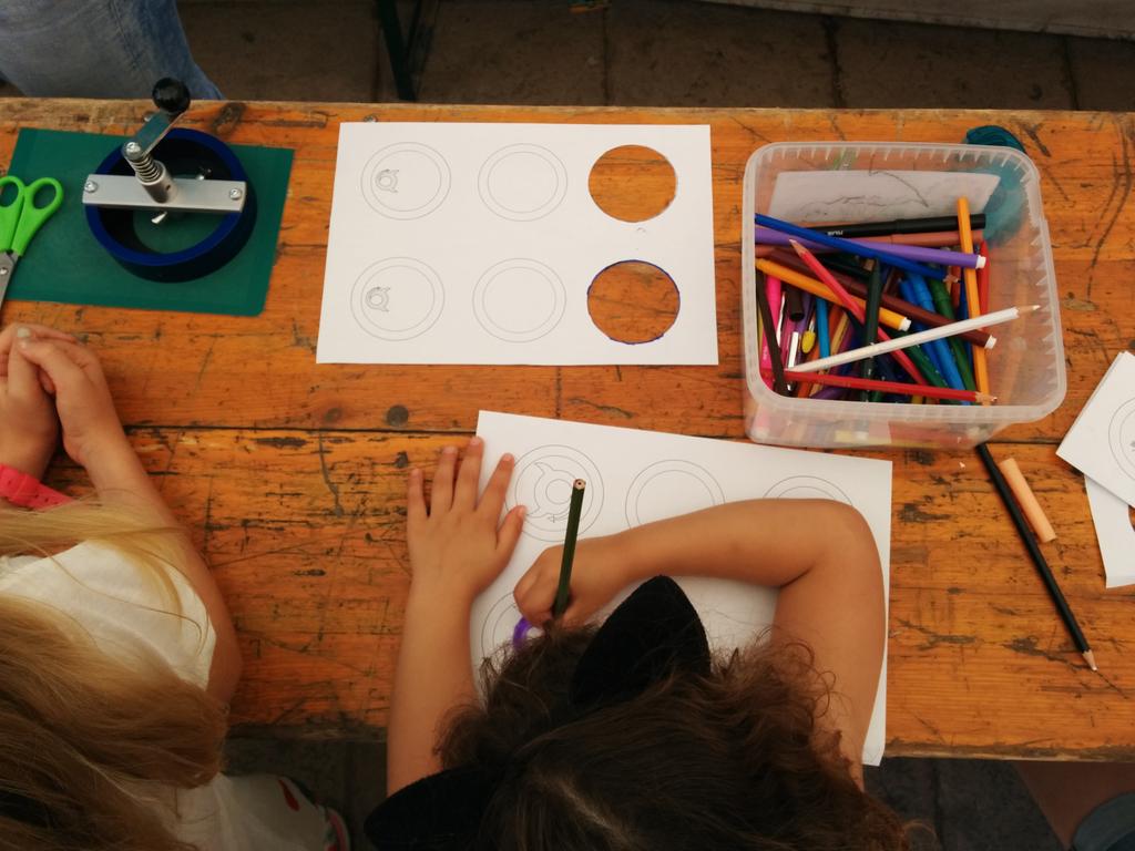 BadamoniOficial's tweet photo. Vine a pintar-te la cara i fer una xapa #Badamoni a la #FestaBadamoni http://t.co/Qi34N3dkG1