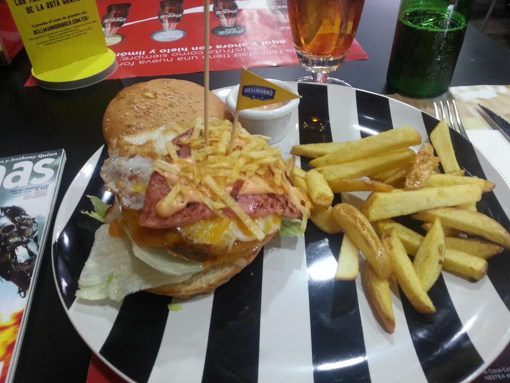 thelordofsounds's tweet photo. Pedazo de burguer paranormal en @BurgerLovers Salivando como un bendito #RutaBurger http://t.co/ppFNhOmtY4