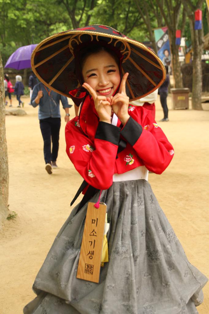 swoo615's tweet photo. 민속촌 미녀기생 삼총사!!
#한국민속촌 #미호기생 #미소기생 #미향기생 http://t.co/WFyxczZsGH
