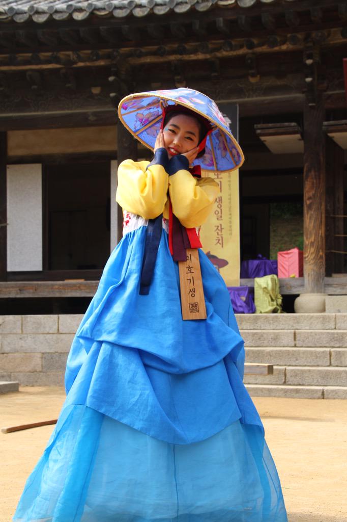 swoo615's tweet photo. 민속촌 미녀기생 삼총사!!
#한국민속촌 #미호기생 #미소기생 #미향기생 http://t.co/WFyxczZsGH