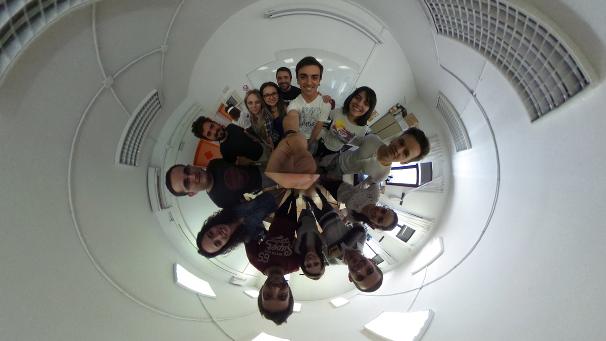 Kripstian's tweet photo. Increíble el feedback de la clase de hoy en @NTICMaster  ¡la #realidadvirtual también gusta a los #communitymanagers! http://t.co/RFTKfcd778