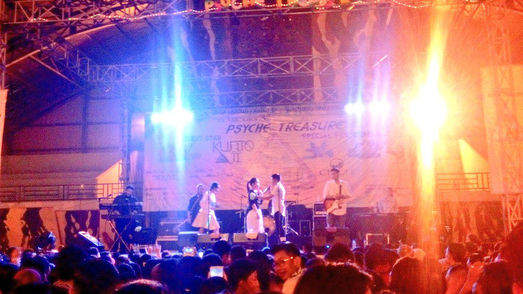 Singing "Andai Dia Tahu" with today's lucky girl at <a href="/glamours2015/">Psyche Treasure</a> and her name is Zahra.