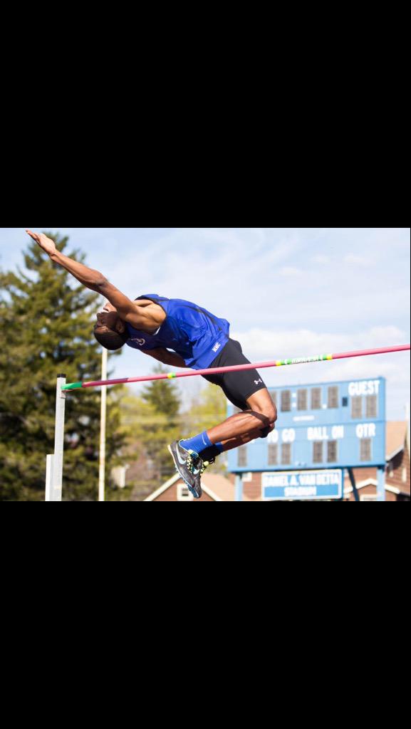 elyse_snow's tweet photo. Good luck to my boo and the whole squad today!! Out there for that 🏆 #BataviaTrack #boyfriend 😍😍 @MalachiChenault http://t.co/gurW5bfYbN